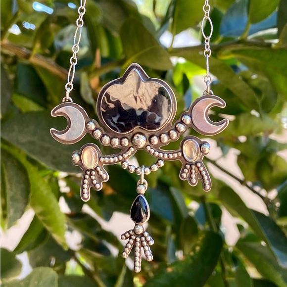 Artisan handmade Goth Queen necklace - Picture 1 of 3